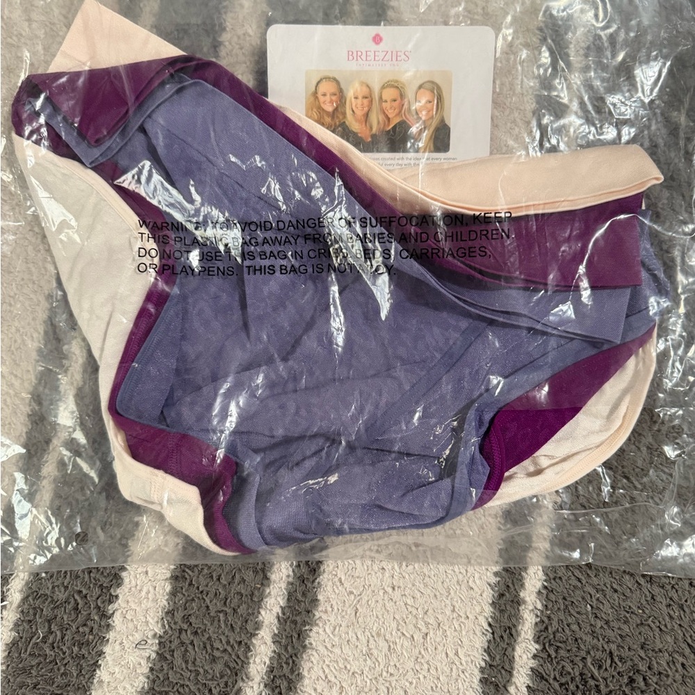 NWT Breezies Seamless Comfort Jacquard Hi-Cut Brief
Set of 3.
